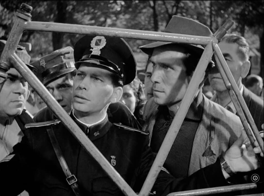 Похитители велосипедов (Ladri di biciclette) 1948 г. Похитители велосипедов (Ladri di biciclette) 1948 г. (кадр из фильма). 3