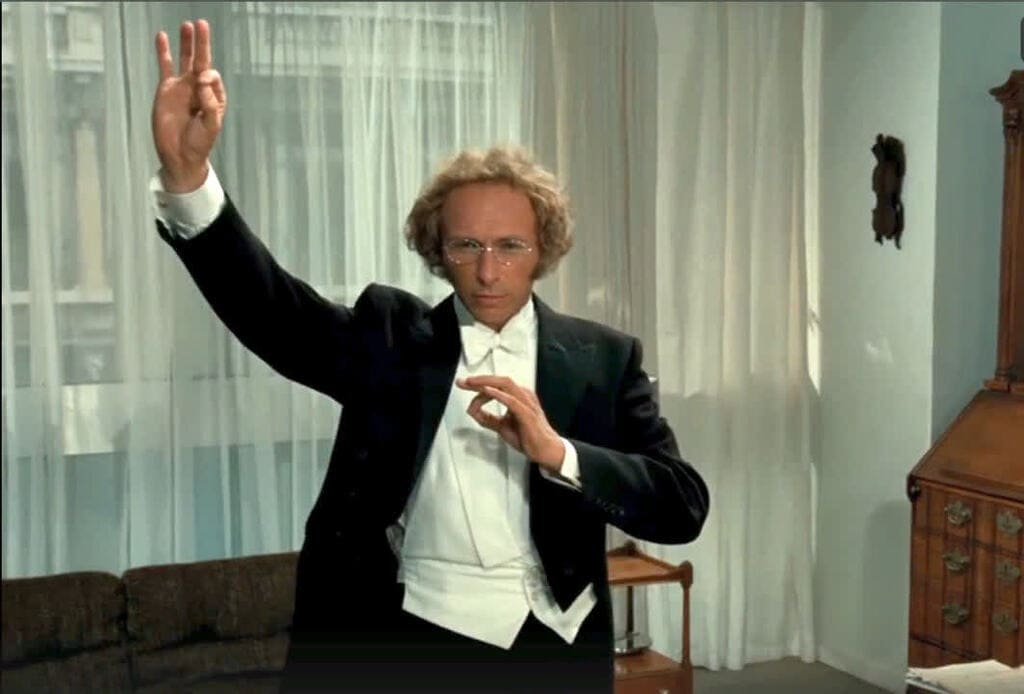Высокий блондин в чёрном ботинке (Le Grand Blond avec une chaussure noire) 1972 г. (кадр из фильма). 1