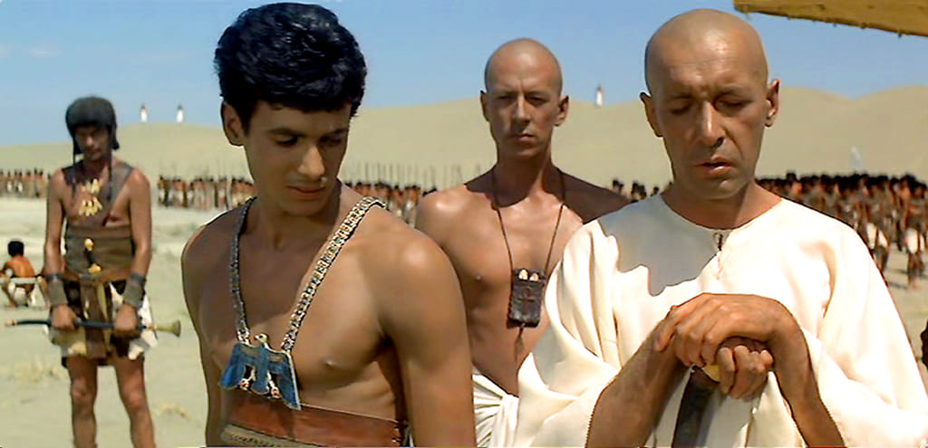 Фараон» (Faraon) 1966 г. Несколько мужчин стоят на фоне большого войска посреди пустыни.