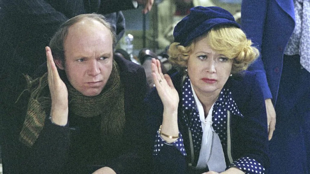 Гараж 1979 г. (кадр из фильма). Мужчина и женщина голосуют, сидя за столом.