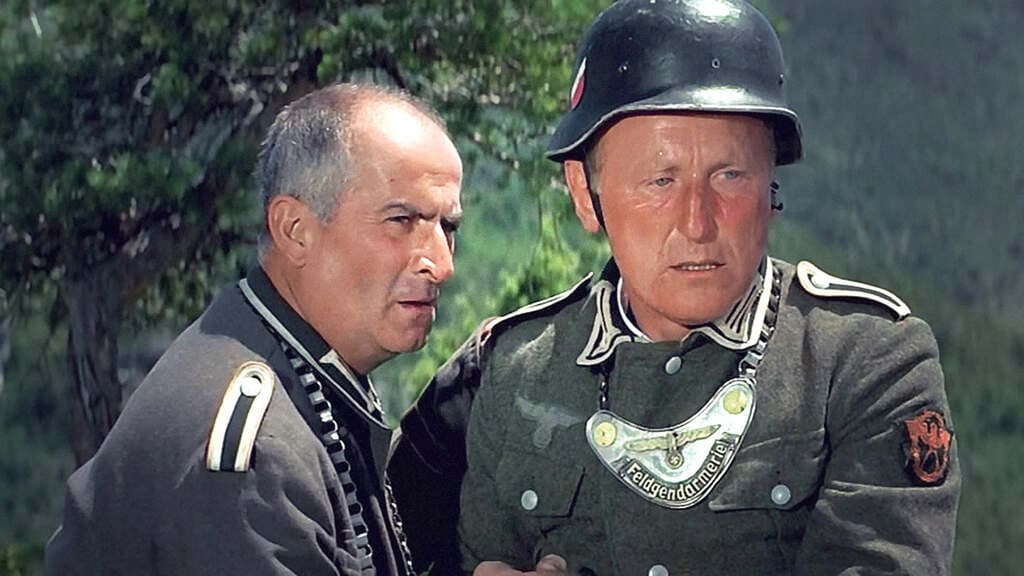 Большая прогулка (La Grande Vadrouille) 1966 г. В лесу стоят два возрастных мужчины в немецкой форме.