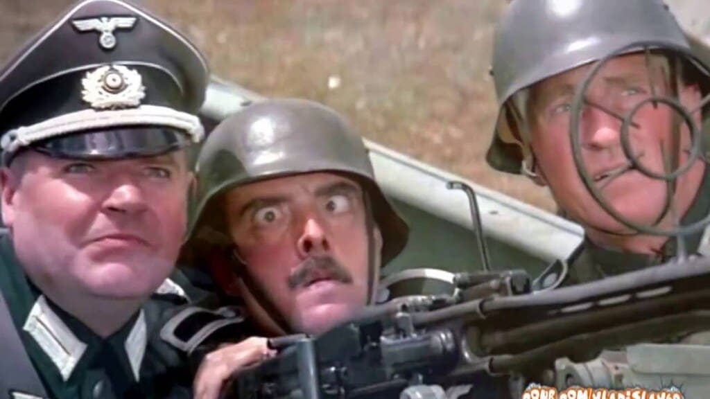 Большая прогулка (La Grande Vadrouille) 1966 г. Трое военных в немецкой форме испуганно смотрят, держась за пулемёт.