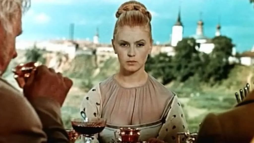 Метель 1964 г. (кадр из фильма). Строгая молодая женщина сидит за столом на фоне города.